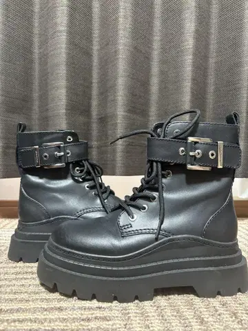 MICHAEL KORS 통굽 블랙 밀리터리 부츠