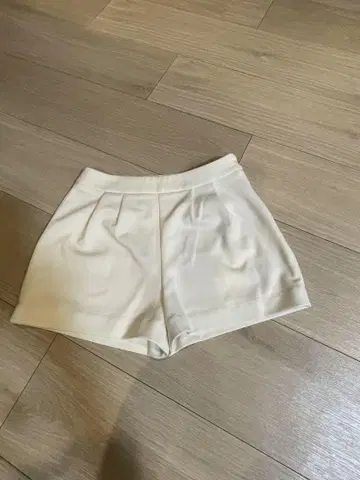 Rady 비즈 장식 화이트 숏팬츠