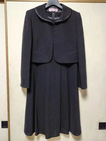 귀여운 블랙 포멀 수트 자켓과 드레스 세트