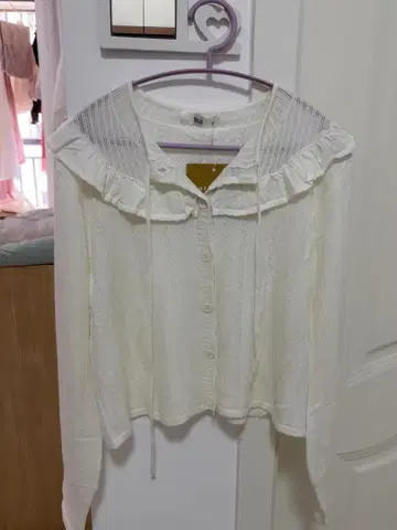 프릴 달린 화이트 긴팔 가디건