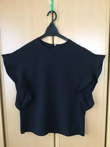 SPICK & SPAN 블랙 프릴 슬리브리스