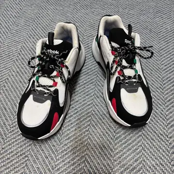 Reebok 스니커즈 화이트/블랙/레드/그린