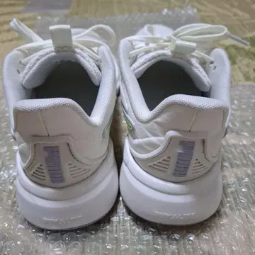 PUMA 화이트 스니커즈 23.5cm
