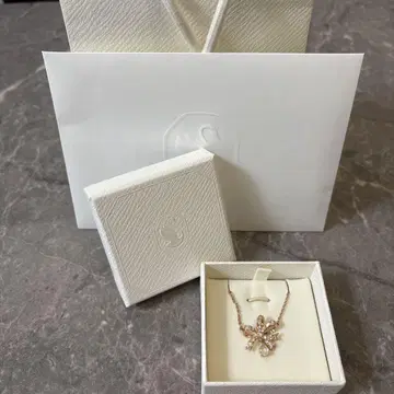 Swarovski 목걸이 리본 모티브