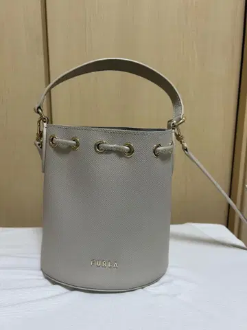 FURLA 버킷 숄더백 라이트 그레이