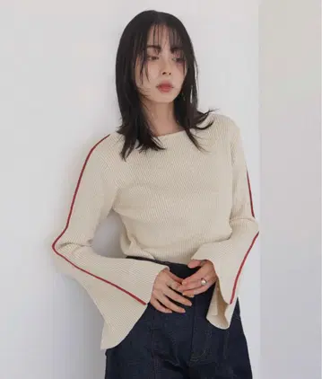 LIAN 플레어 슬리브 라인 니트 아이보리