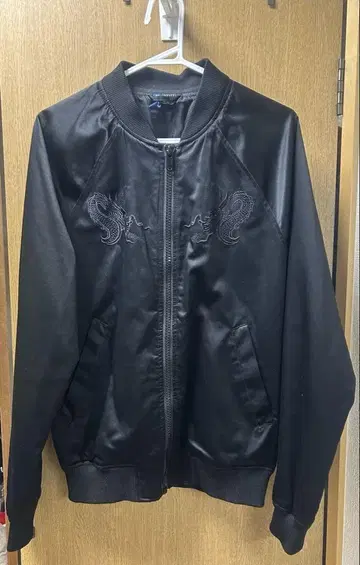 새상품급 H&M 스카잔 수베니어 자켓 블랙 용 자수 S 일본 지도