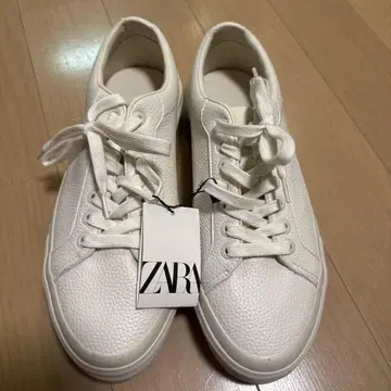 ZARA 화이트 스니커즈