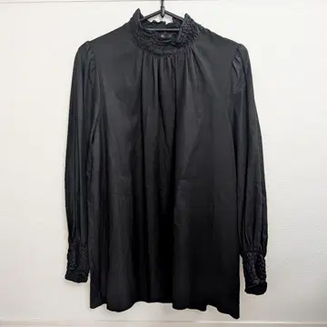 [ 새상품급 ] 라 부티크 모자 꽁지 셔링 하이넥 블라우스 블랙