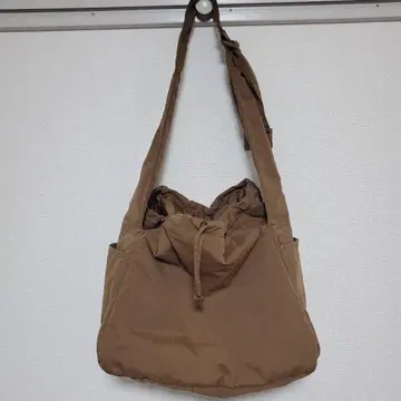 UNIQLO C 소프트 퍼프 숄더백 브라운