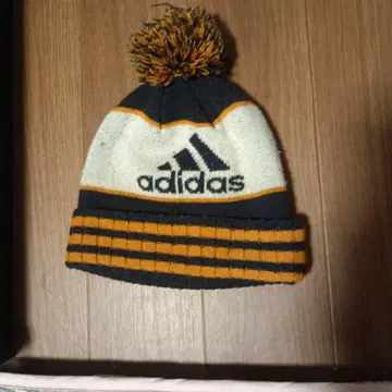 adidas 폼폼 포함 니트 모자 블랙 오렌지