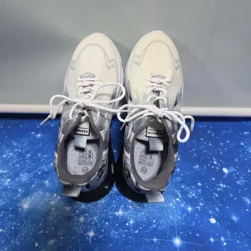 화이트/그레이 스니커즈