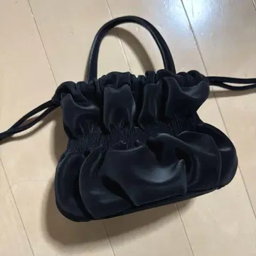 프릴 디자인 블랙 숄더백