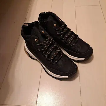 ZARA 블랙 하이컷 스니커즈