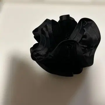 complex vis 벨로아와 블랙 새틴 스크런치
