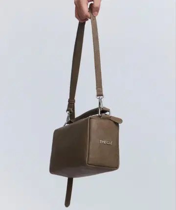 더 클레 숄더백 아이보리