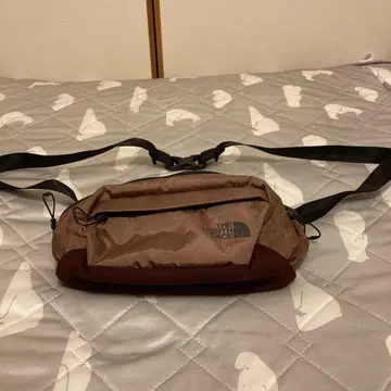 THE NORTH FACE 바디백 브라운