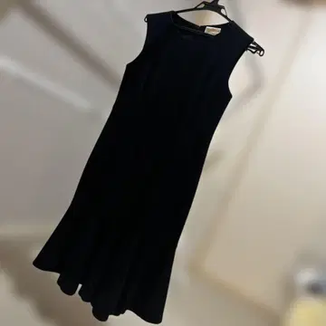 그레이스 콘티넨탈 블랙 슬리브리스 원피스