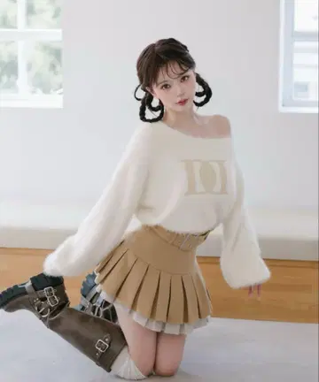 DD 로고 원숄 니트탑 WHT 다리치