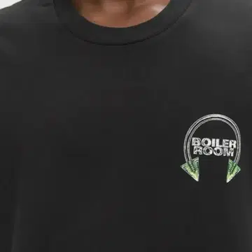 BOILER ROOM T셔츠 Piercing T-Shirt
