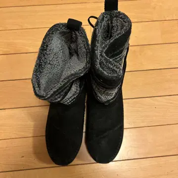 블랙 스웨이드 미들컷 어그 부츠