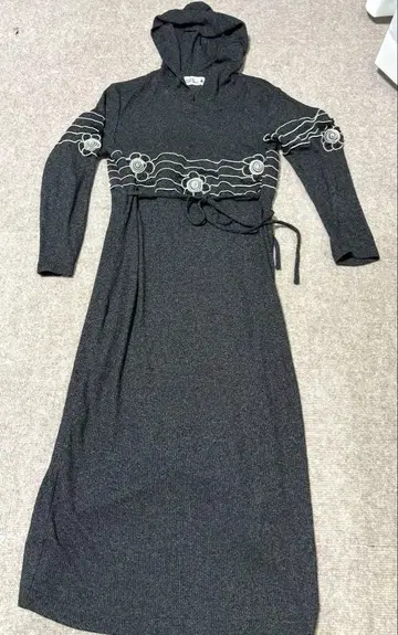 Bel Paci 벨퍼치 후드 부착 롱 원피스 꽃무늬 자수 블랙