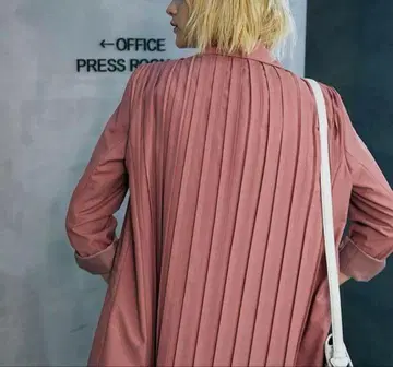 AMERI 아메리빈티지 비대칭 플리츠 자켓 핑크