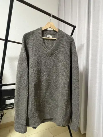 unfil boiled camel V-neck sweater