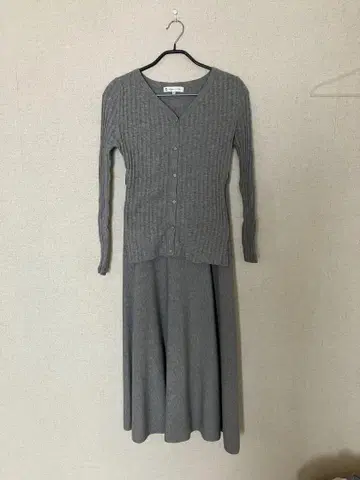 온워드 그레이 리브 가디건과 스커트 셋업 S