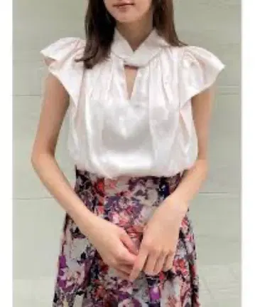 snidel 스탠드 카라 프릴 블라우스