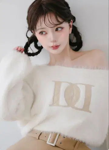 다리치 DD 로고 원숄더 니트탑
