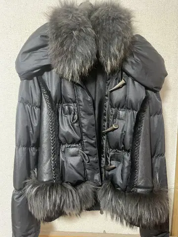 블랙 후드 부착 다운 자켓 CHELSEA GARB