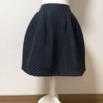 새상품급 폭시 칸파뉴라 블랙 퀼팅 무릎 기장 스커트 40 L