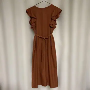 브라운 프릴 소매 슬리브리스 원피스