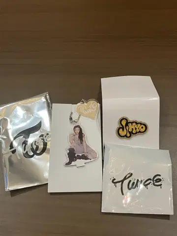 TWICE 랜덤 핀 배지 및 랜덤 아크릴 키링 지효