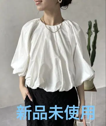 화이트 벌룬 슬리브 셔츠