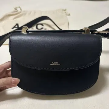 A.P.C. 블랙 가죽 숄더 미니백