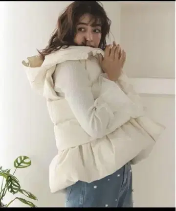 도노반 DONOBAN 아이보리 후드 부착 페플럼 다운 베스트