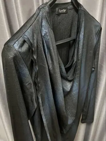 토네이도 마트 크로커다일 패턴 라메 스트라이프 드레이프 넥 긴팔 티셔츠