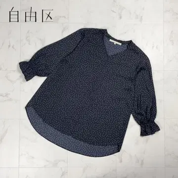 새상품급 자유구 도트 무늬 V넥 블라우스 블랙 사이즈 38*ZC516
