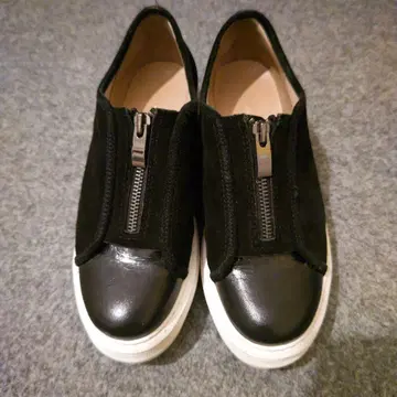 ALLBLACK 지퍼 달린 블랙 스니커즈