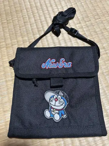 새상품급! NEWERA 도라에몽 넥 파우치 사코슈