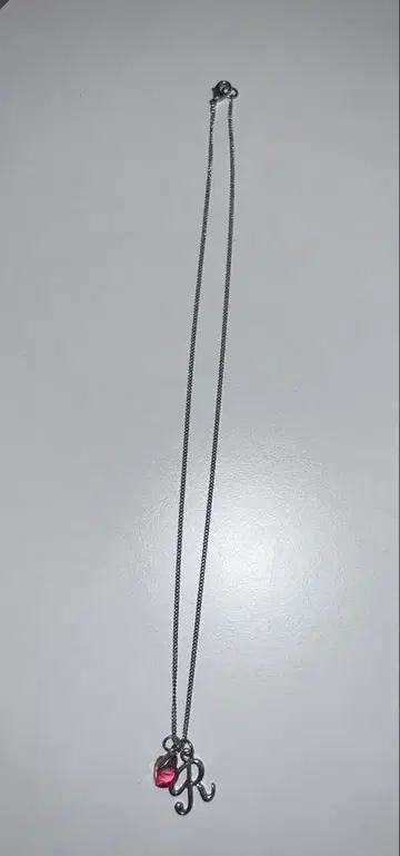 하트형 빨간색 스톤이 달린 R 모티브 목걸이