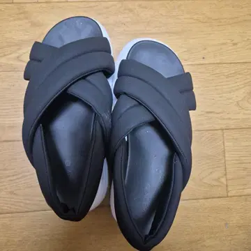블랙 크로스 스트랩 샌들
