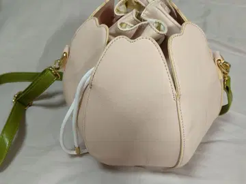 베이지 핑크 튤립형 숄더백과 류크