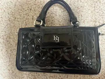 Riu 에나멜 퀼팅 폰 백