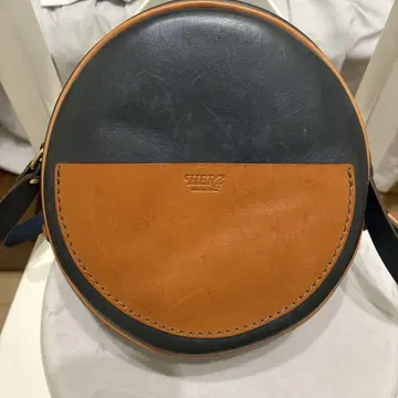 HERTZ 원형 숄더백 다크 그레이/브라운