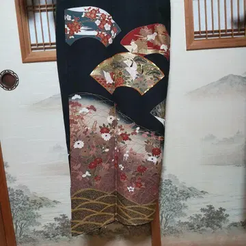 블랙 전통 예복 기모노 부채와 꽃무늬 기모노
