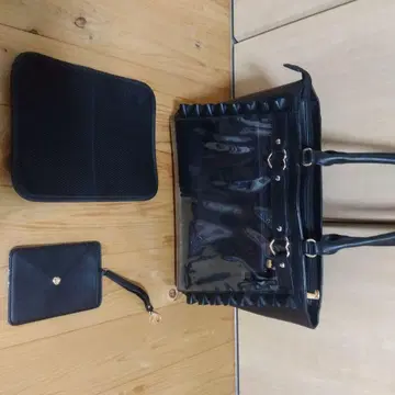 블랙 백 하트형 금장 장식 부착
