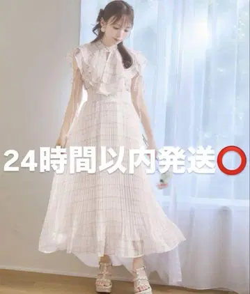 프릴 달린 옅은 핑크 체크 맥시 드레스
